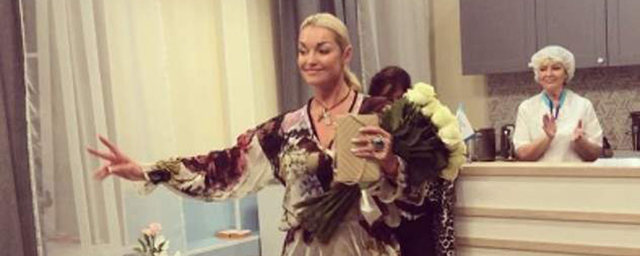 Анастасия Волочкова выступила под баян в пансионате отца